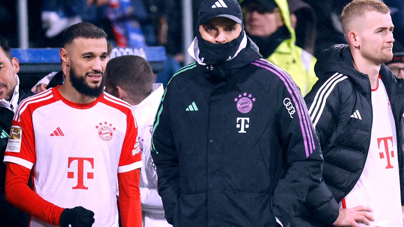 Noussair Mazraoui (li.) mit Bayern-Trainer Tuchel: Unglücklicher Auftritt gegen Bochum.