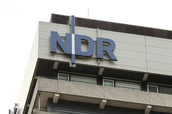 Der Schriftzug des NDR ist auf dem Bürohochhaus zu sehen (Symbolbild): In Lokstedt soll vor der Zentrale demonstriert werden.