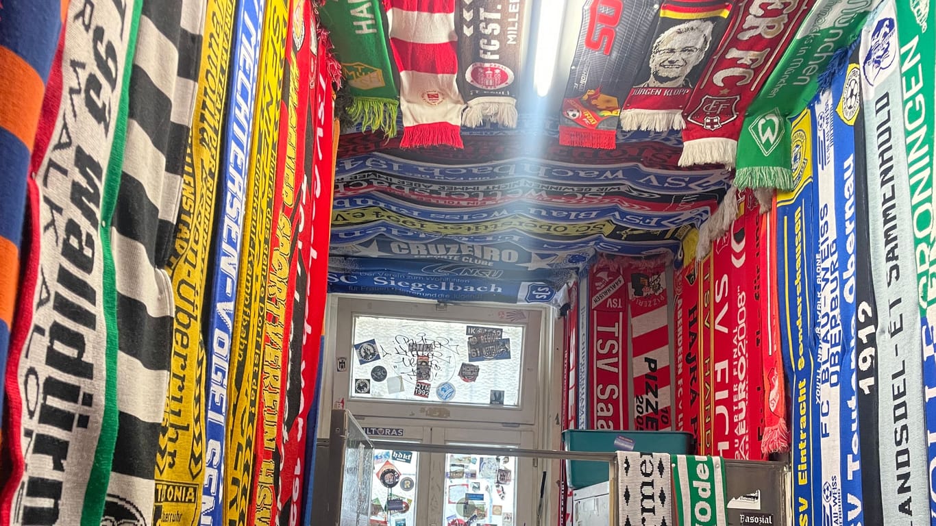 Toilette mit Charme: Sämtliche Schals und Trikots, die im "Stadion" hängen, sind Geschenke von Fans und Besuchern.