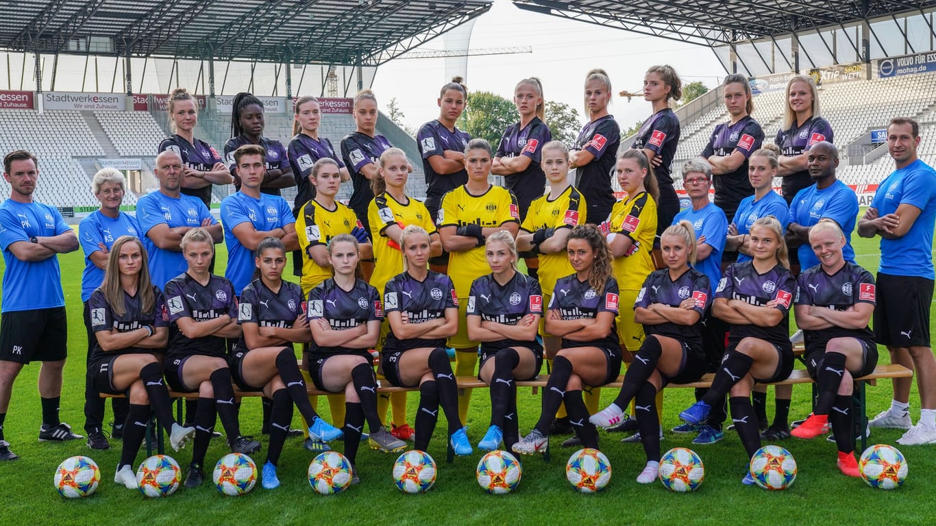 Teamfoto der SGS Essen aus der Saison 2019/2020: Mit dabei sind Irini Ioannidou (erste Reihe, ganz links) und Lena Oberdorf (hintere Reihe, 5. von links).