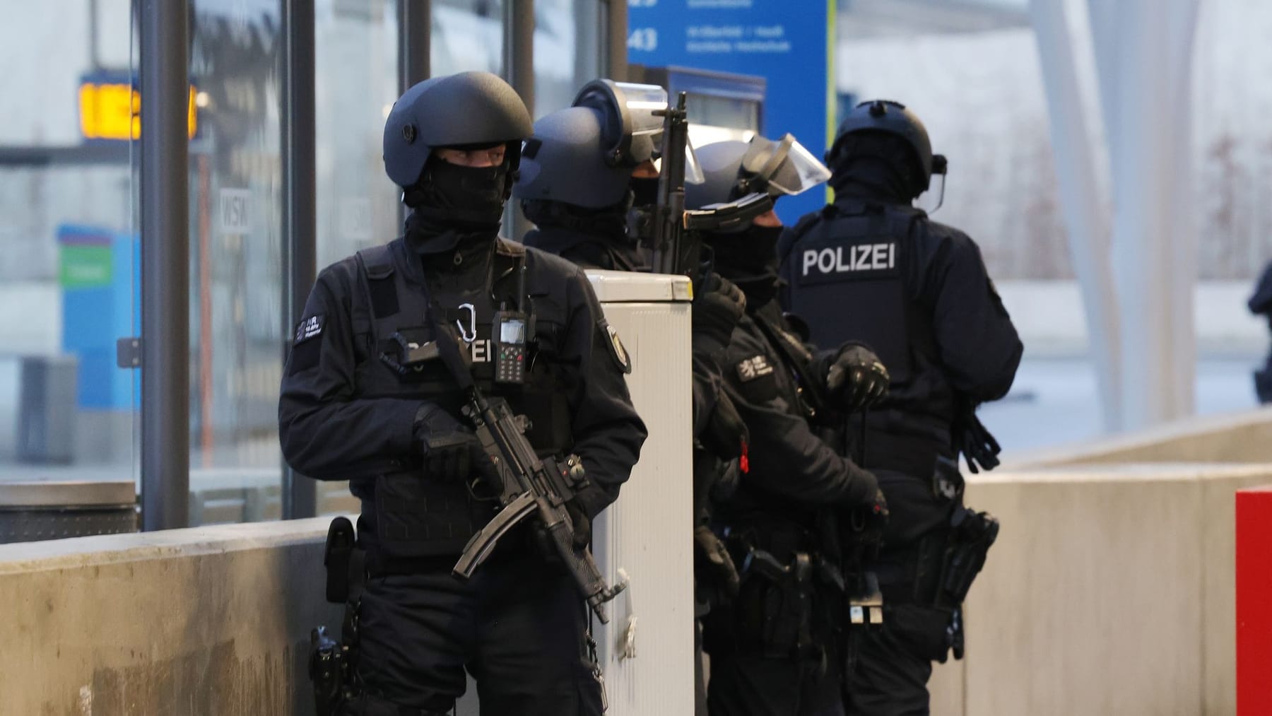 Wuppertal: Polis ana tren istasyonunu temizleyip kordon altına aldı