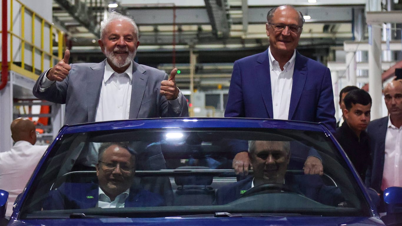 Offenbar alles bestens: Präsident Lula da Silva (links) mit Vizepräsident Geraldo Alckmin beim Werksbesuch im Virtu-Umbau.