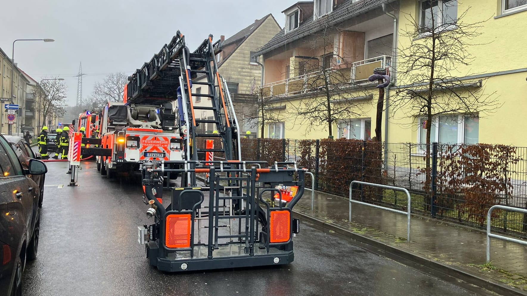 Feuerwehreinsatz in Frankfurt: In einem Wohnhaus war ein Brand ausgebrochen. Feuerwehreinsatz in Frankfurt: In einem Wohnhaus war ein Brand ausgebrochen.