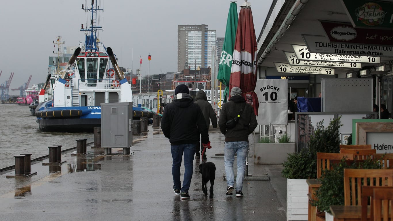 Die Landungsbrücken im Regen (Symbolfoto): Das Wetter in Hamburg lädt am Wochenende vor allem zu Drinnen-Aktivitäten ein.