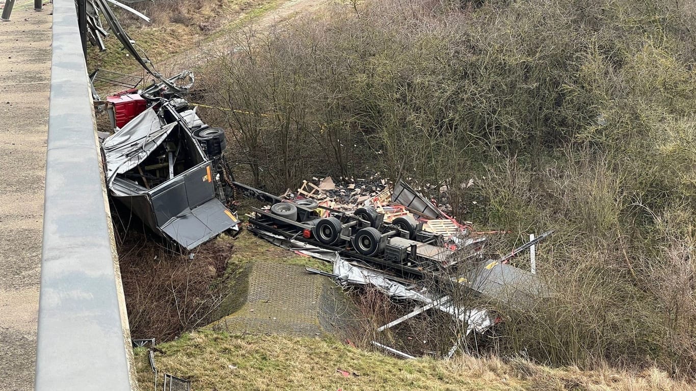Ein Lkw-Fahrer ist mit seinem Fahrzeug auf der A38 auf einer Brücke durch eine Leitplanke gestoßen, mehrere Meter in die Tiefe gefallen und gestorben.