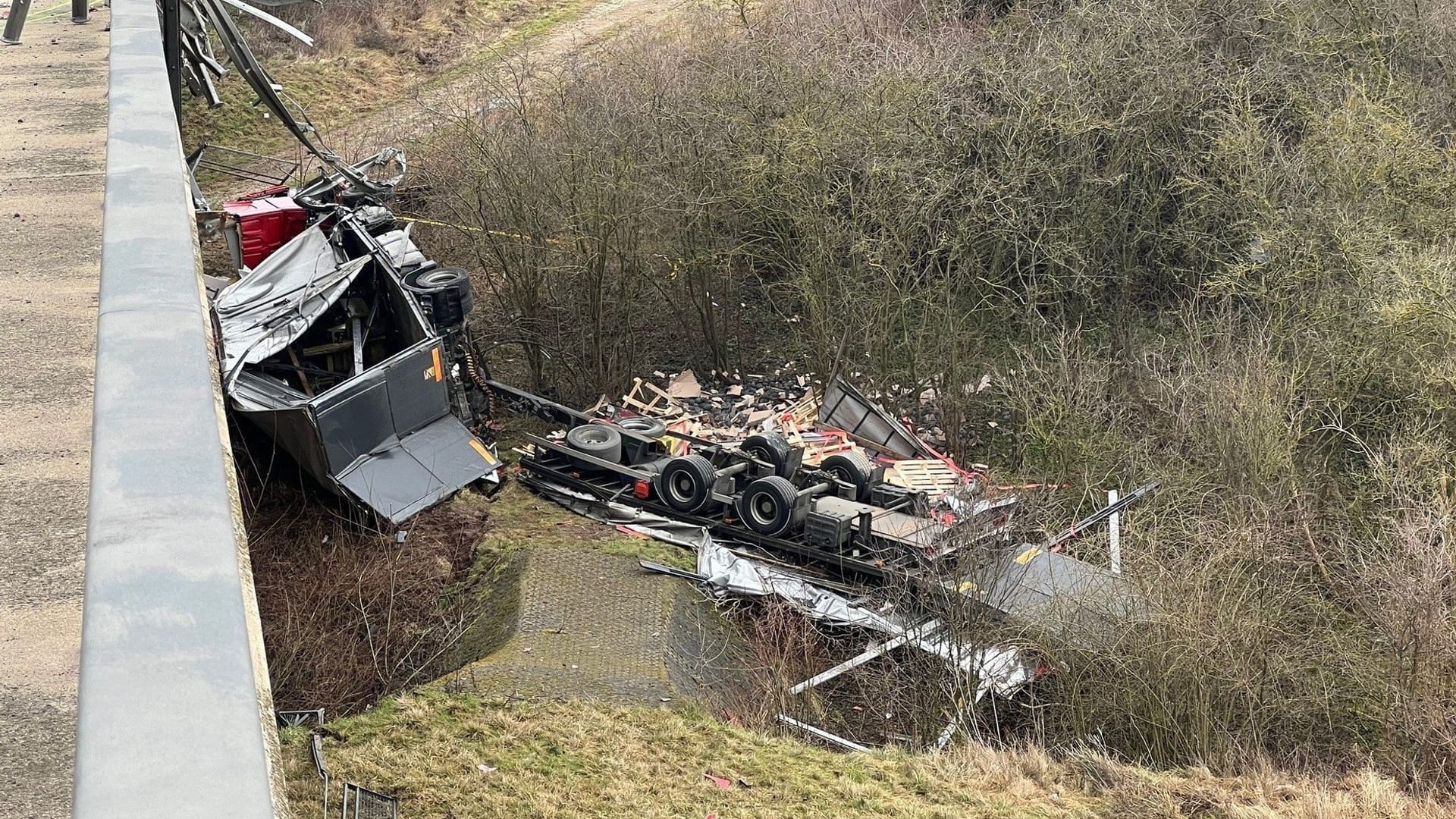 Ein Lkw-Fahrer ist mit seinem Fahrzeug auf der A38 auf einer Brücke durch eine Leitplanke gestoßen, mehrere Meter in die Tiefe gefallen und gestorben. Ein Lkw-Fahrer ist mit seinem Fahrzeug auf der A38 auf einer Brücke durch eine Leitplanke gestoßen, mehrere Meter in die Tiefe gefallen und gestorben.