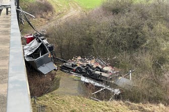 Ein Lkw-Fahrer ist mit seinem Fahrzeug auf der A38 auf einer Brücke durch eine Leitplanke gestoßen, mehrere Meter in die Tiefe gefallen und gestorben.