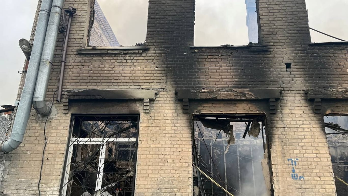 Ein völlig zerstörtes Schulgebäude in der seit Monaten heftig umkämpften Stadt Awdijiwka in der Ostukraine.