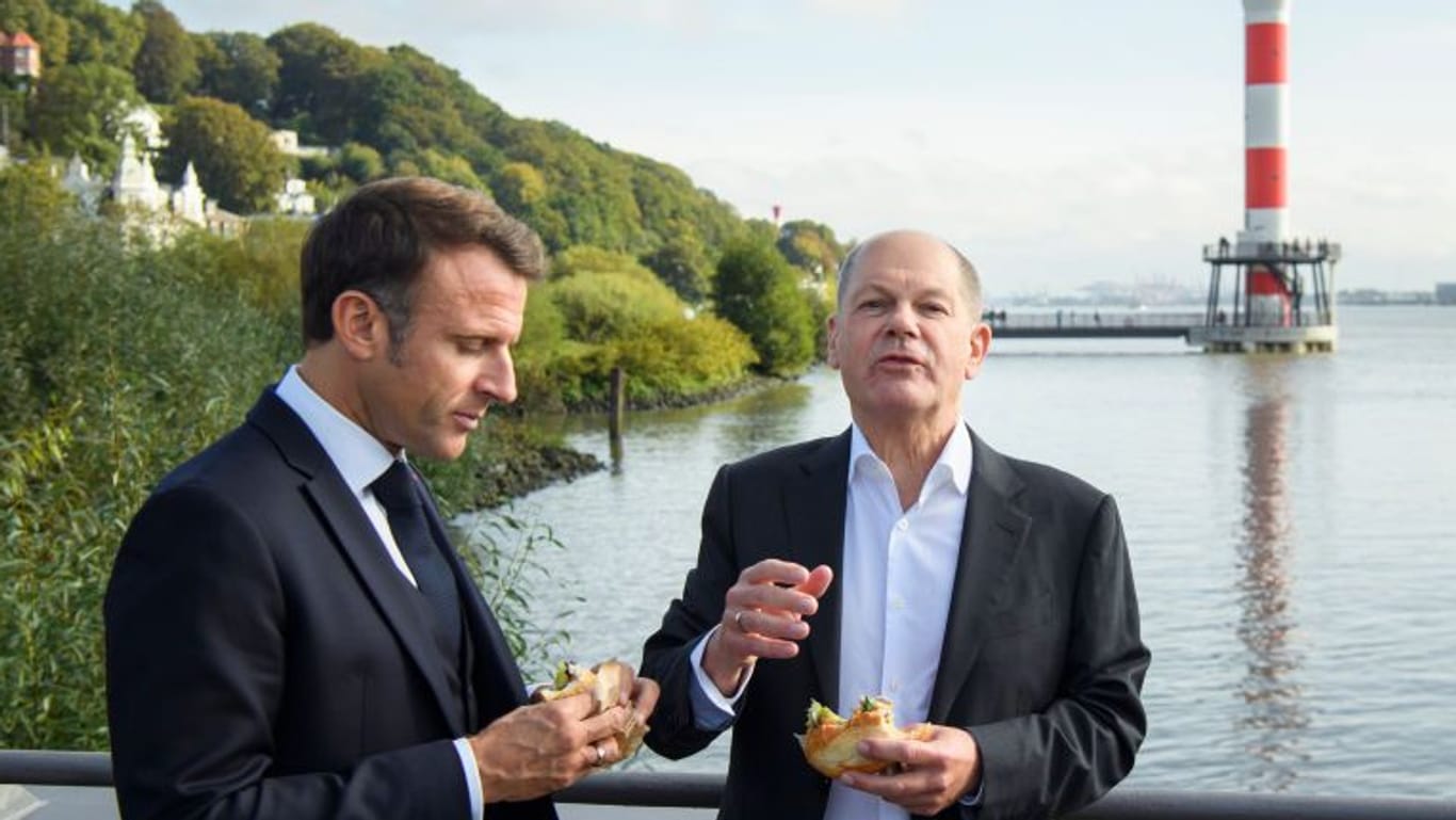 Macron (l.) und Scholz (r.) beim Fischessen in Hamburg vergangenen Oktober: Der deutsch-französische Motor läuft schlecht wie lange nicht.