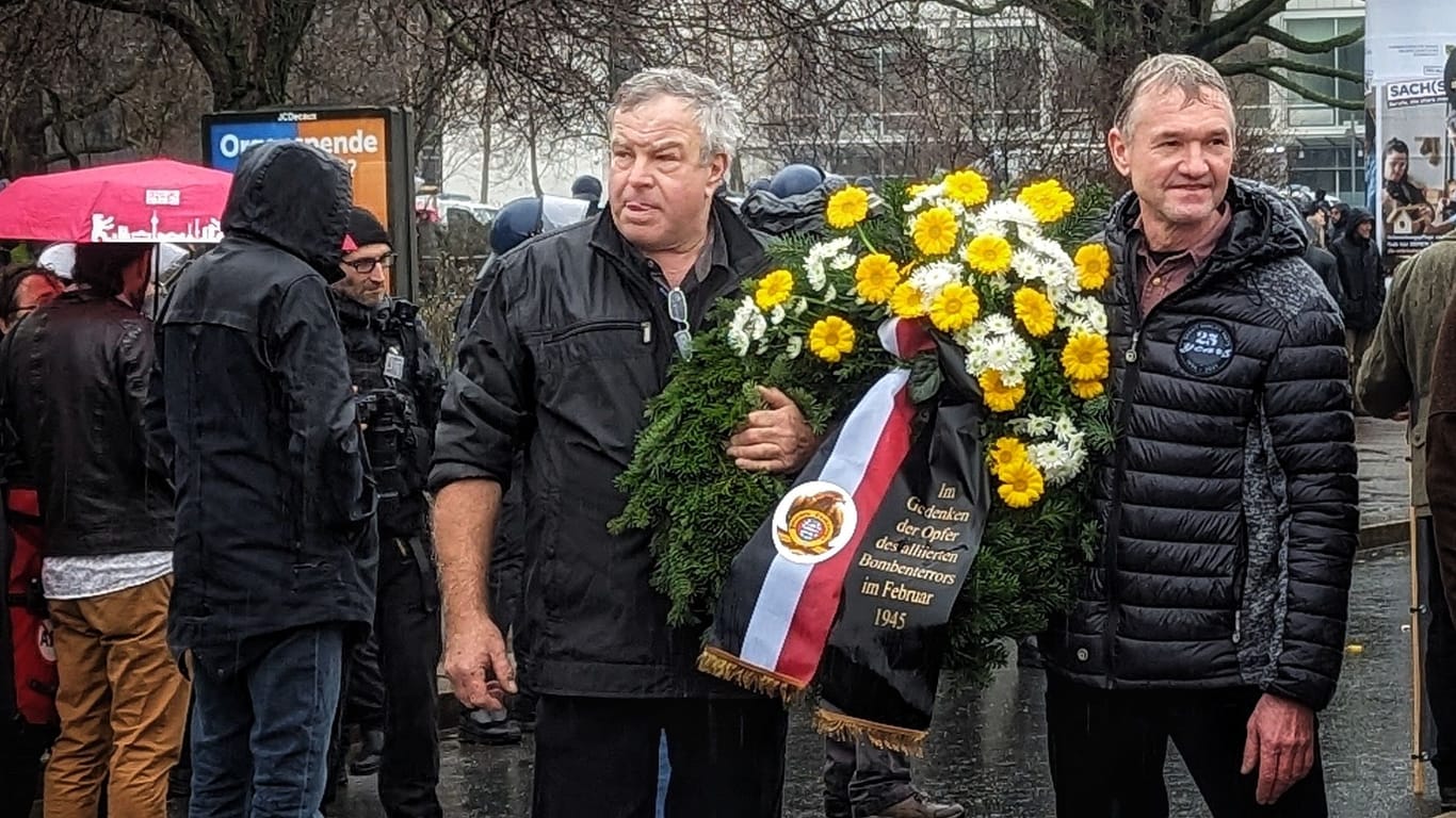 Jürgen Schönherr (links) mit Blumenkranz: Der Trauermarsch wurde mit einer Schweigeminute nach dem Deutschlandlied beendet.
