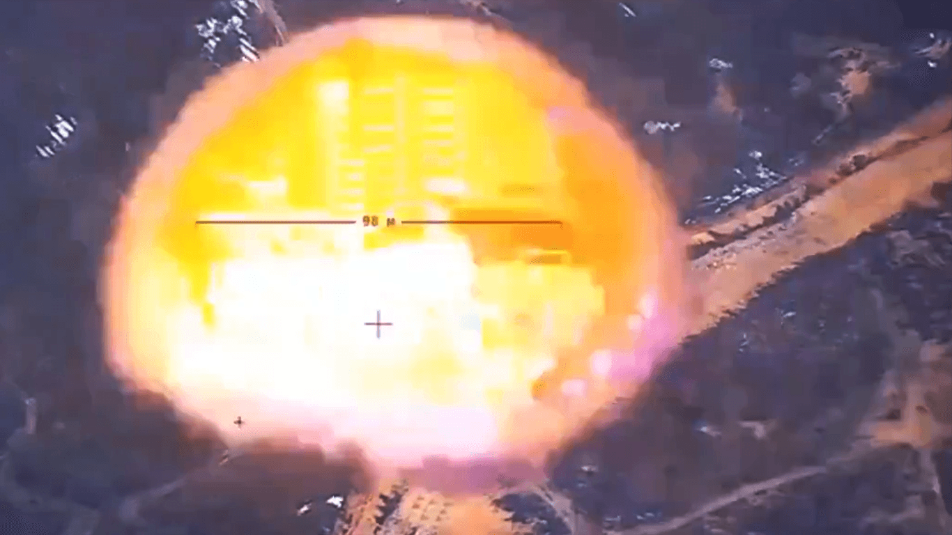 Eine massive Explosion in einem russischen Munitionsdepot.