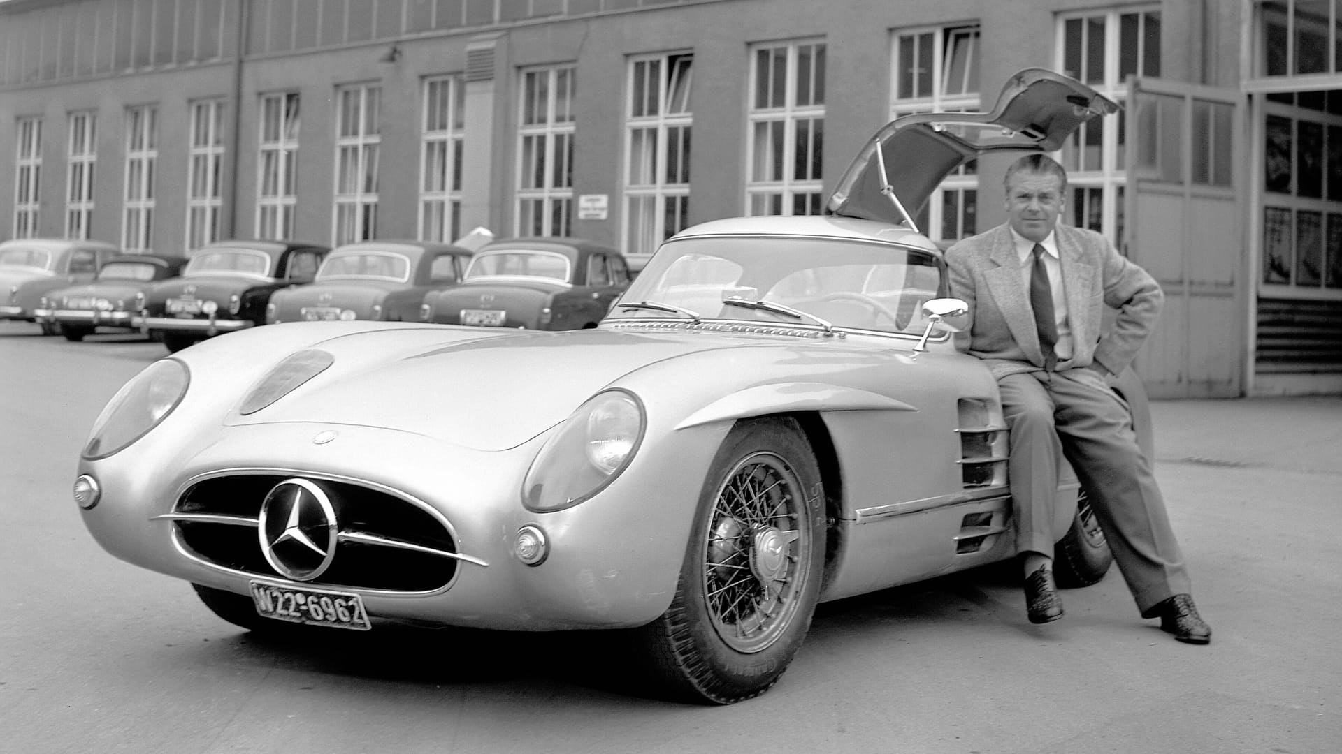 Teuerster Dienstwagen der Welt: Rudolf Uhlenhaut und sein Coupé im Jahr 1955.