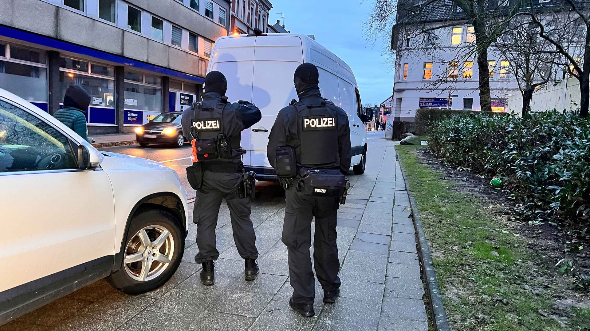 Die Polizei hat in Köln und Essen bei einer großangelegten Razzia mehrere Verdächtige wegen organisierter Kriminalität festgenommen. Die Polizei hat in Köln und Essen bei einer großangelegten Razzia mehrere Verdächtige wegen organisierter Kriminalität festgenommen.