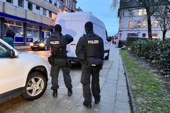 Die Polizei hat in Köln und Essen bei einer großangelegten Razzia mehrere Verdächtige wegen organisierter Kriminalität festgenommen.