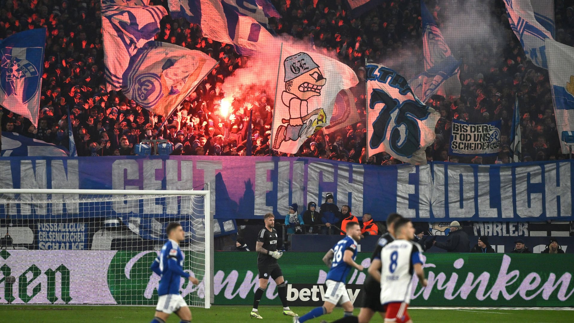 Fans in der Schalker Nordkurve (Archivbild): Die Polizei fürchtet immenses Chaos am Freitag. Fans in der Schalker Nordkurve (Archivbild): Die Polizei fürchtet immenses Chaos am Freitag.