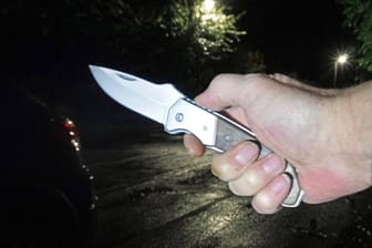 Ein Mann hält ein Messer in der Hand (Symbolbild): Das Opfer wurde schwer verletzt.