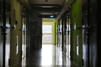 Durchgang in einem Gefängnis (Symbolbild): In niedersächsischen Haftanstalten werden vermehrt Drogen gefunden