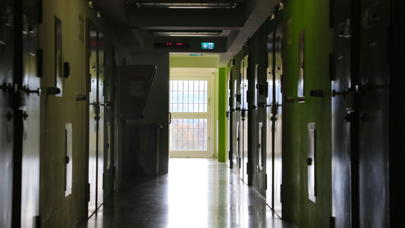 Durchgang in einem Gefängnis (Symbolbild): In niedersächsischen Haftanstalten werden vermehrt Drogen gefunden