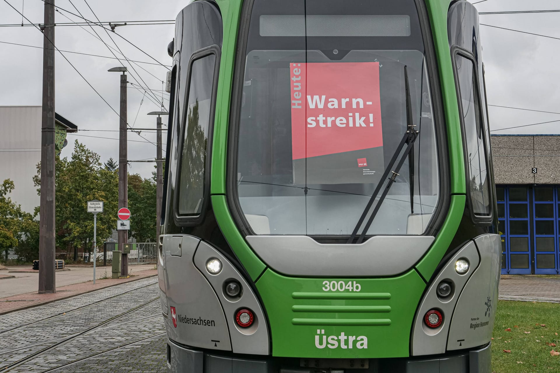 Verdi bestreikt in Hannover den öffentlichen Nahverkehr (Archivbild): In Niedersachsen haben am Montag und Dienstag Tausende die Arbeit niedergelegt.