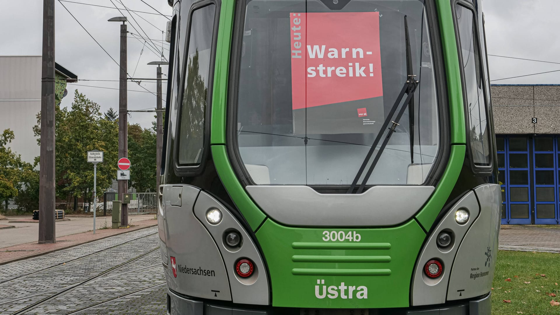 Verdi bestreikt in Hannover den öffentlichen Nahverkehr (Archivbild): In Niedersachsen haben am Montag und Dienstag Tausende die Arbeit niedergelegt.