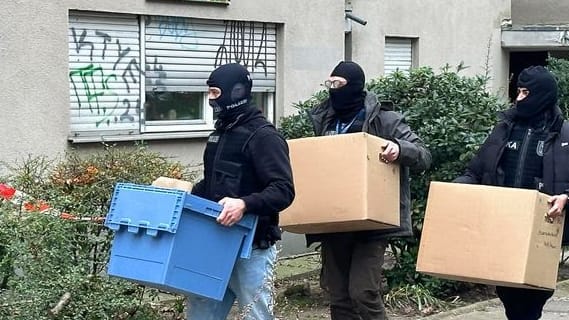 Berliner Polizisten durchsuchen die Wohnung von Daniela Klette: Dabei wurden laut Staatsanwaltschaft "schwere Kriegswaffen" gefunden.