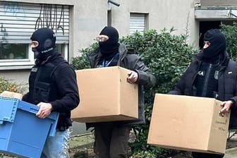 Berliner Polizisten durchsuchen die Wohnung von Daniela Klette: Dabei wurden laut Staatsanwaltschaft "schwere Kriegswaffen" gefunden.