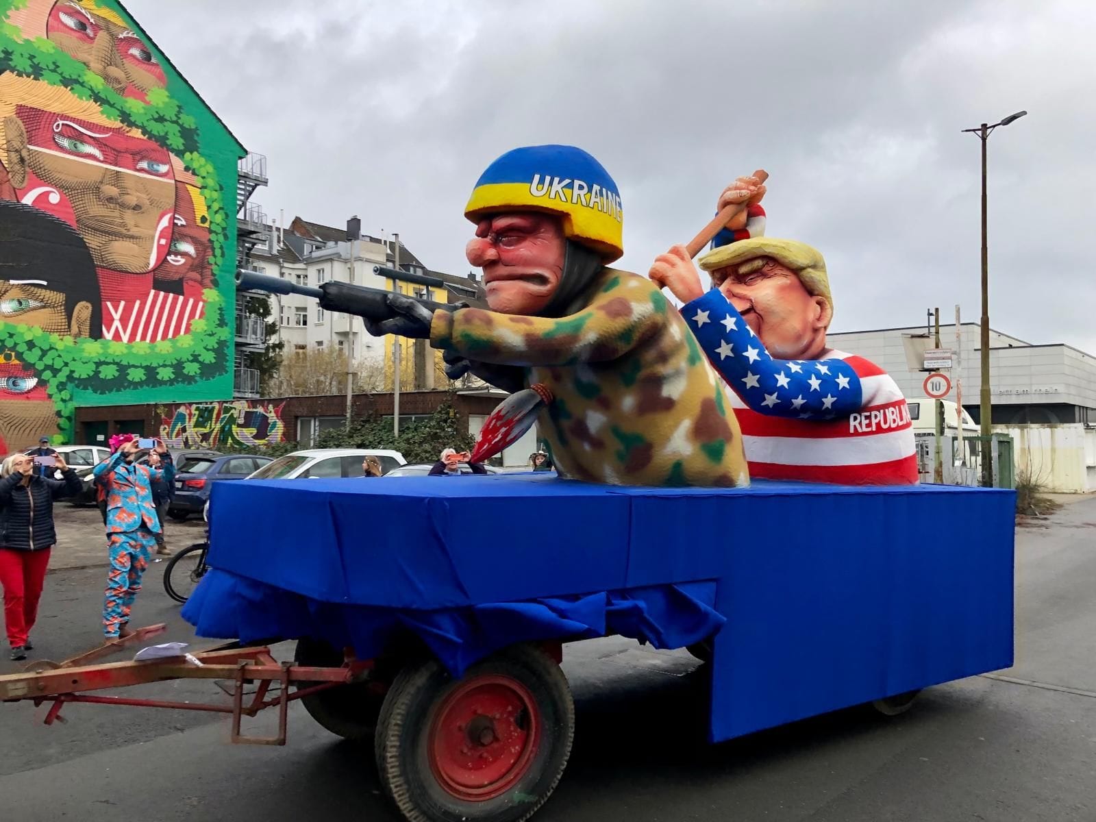 Zum Abschluss noch einmal Donald Trump, der die Ukraine nicht mehr finanziell unterstützen will und dem Land somit von hinten mit einem Speer den Todesstoß verpasst. Zum Abschluss noch einmal Donald Trump, der die Ukraine nicht mehr finanziell unterstützen will und dem Land somit von hinten mit einem Speer den Todesstoß verpasst.
