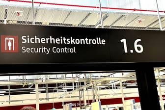 Schild Sicherheitskontrolle BER Flughafen Berlin Brandenburg