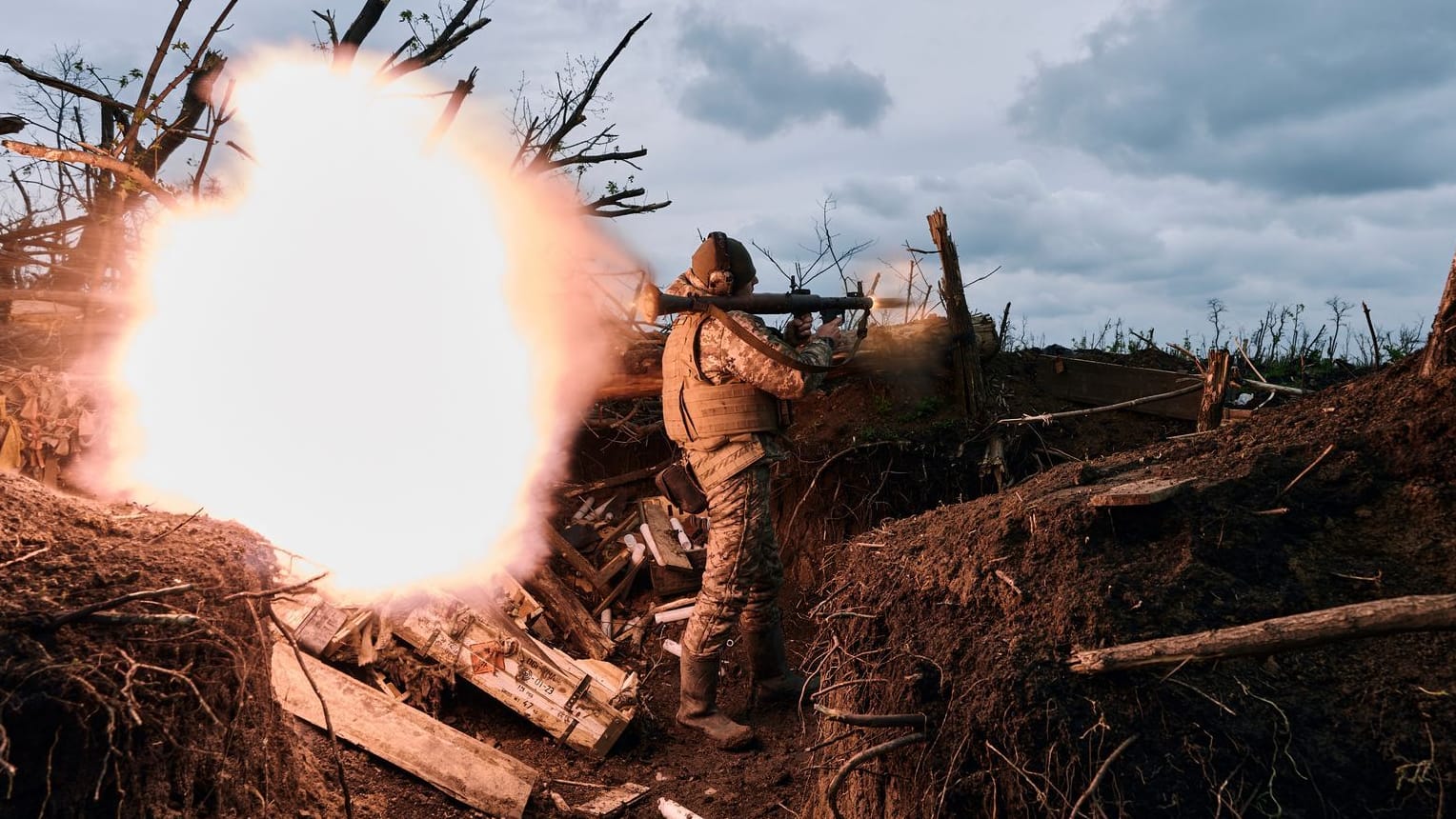 Ein ukrainischer Soldat feuert eine Panzerfaust nahe Awdijiwka ab (Archivbild): Die Armee gab jetzt den Rückzug bekannt.