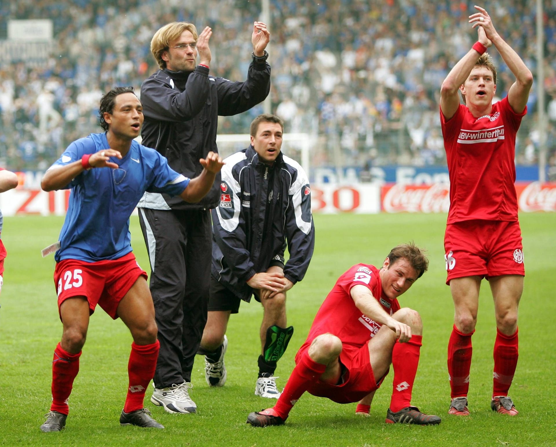 Mit Mainz sorgt Klopp in der Folge in der Bundesliga für Furore, schafft gleich im ersten Jahr den Klassenerhalt. Der erste Sieg gelingt zu Hause: ein 2:1 gegen den HSV. Dank der Uefa-Fair-Play-Wertung darf Mainz 2005 sogar erstmals am Uefa-Pokal (heute Europa League) teilnehmen.