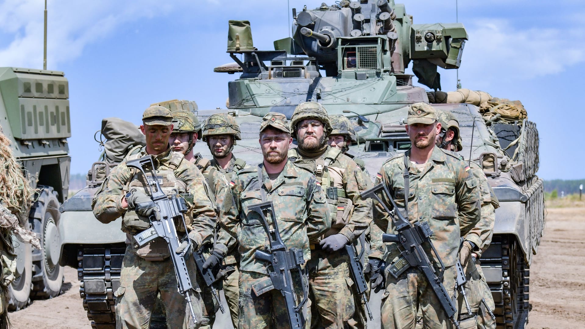 Bundeswehrsoldaten (Symbolbild): Sie sollen besser für die Landesverteidigung ausgebildet werden.