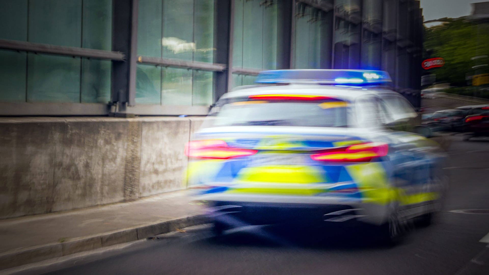 Ein Polizeiauto (Archivbild): Zwei Kinder haben in Berlin Steine auf eine Autobahn geworfen.