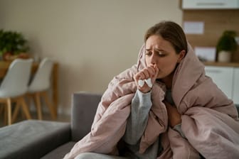 Grippaler Infekt: Halsschmerzen gehören zu den häufigsten Erkältungssymptomen – und halten sich teilweise hartnäckig.