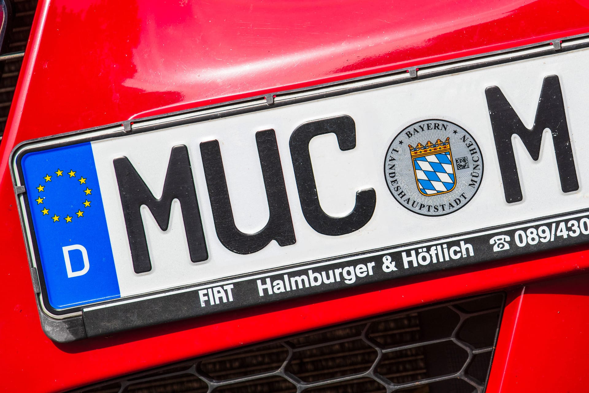 Ein Auto mit dem neuen "MUC"-Kennzeichen: Bislang ist das Nummernschild auf den Straßen kaum zu sehen.