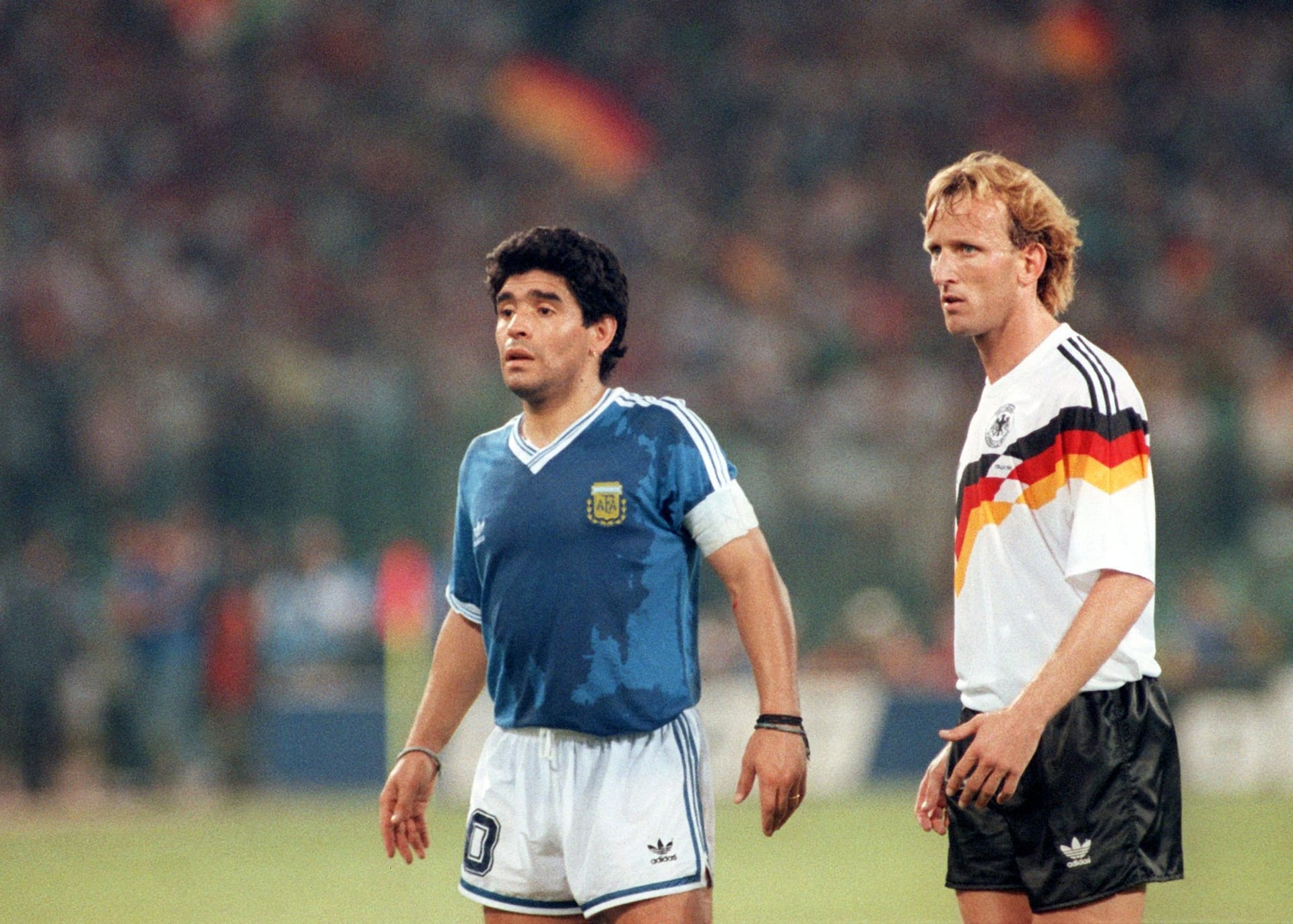 Andreas Brehme (rechts) im Weltcup -Finale 1990 neben Diego Maradona.