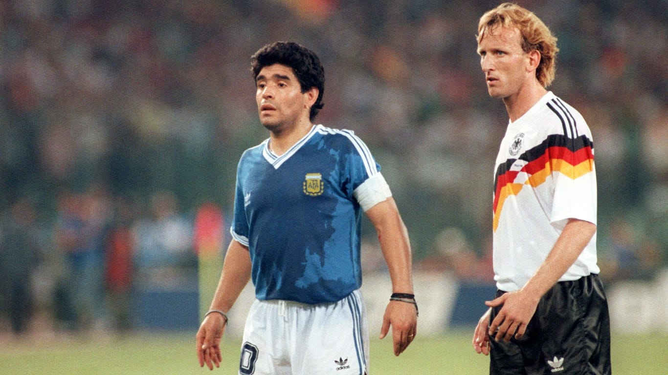 Andreas Brehme (r.) im WM-Finale 1990 neben Diego Maradona.