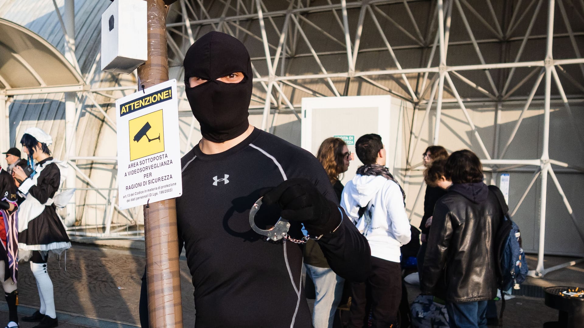 Ein Italiener hat sich zu Karneval als "Fleximan" verkleidet: Der "Robin Hood der Autobahnen" sägt nachts Radarfallen von Nord- bis Süditalien ab.