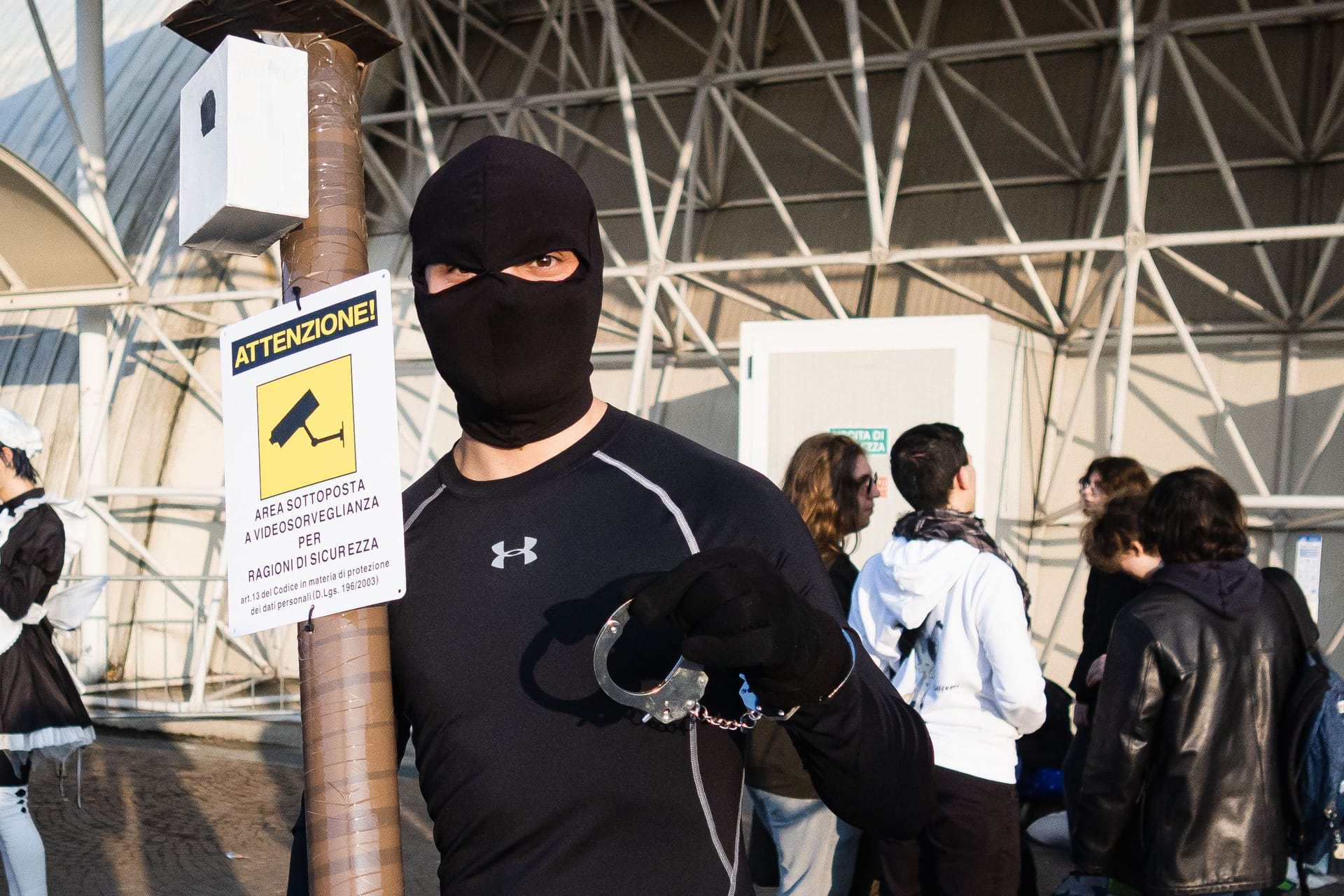 Ein Italiener hat sich zu Karneval als "Fleximan" verkleidet: Der "Robin Hood der Autobahnen" sägt nachts Radarfallen von Nord- bis Süditalien ab.