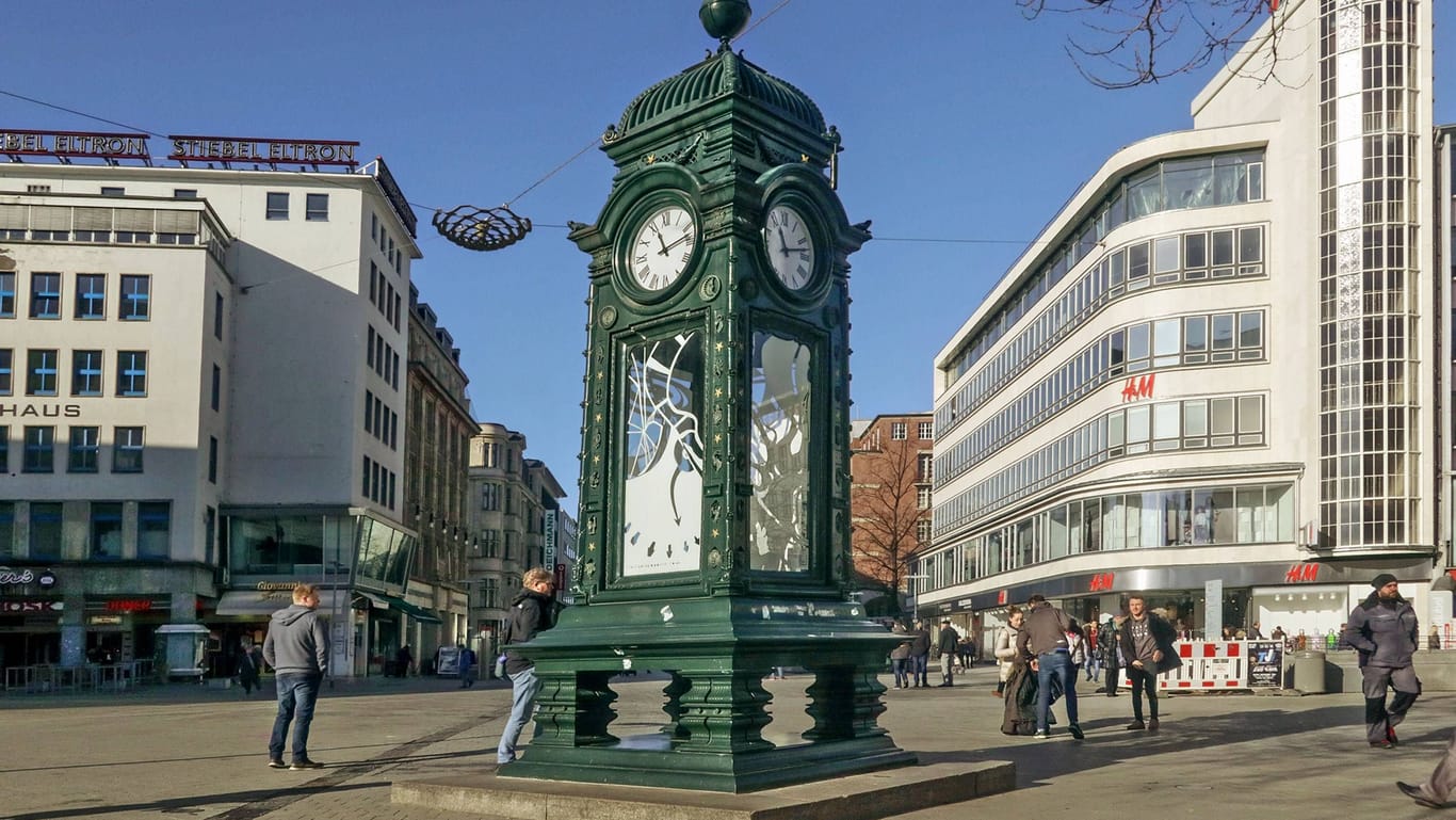 Hannover: Die Kröpcke-Uhr in der Innenstadt.