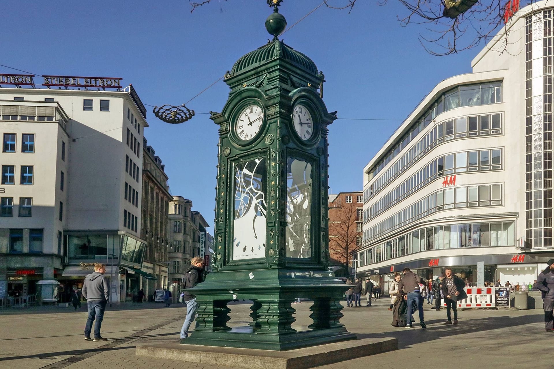 Hannover: Die Kröpcke-Uhr in der Innenstadt.