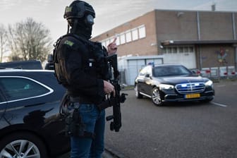 Maskierte und bewaffnete niederländische Polizisten: Gegen drei Mitglieder der Mocro-Mafia wurde ein Urteil gefällt.
