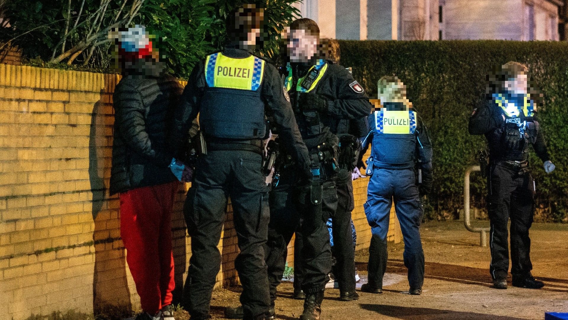 Festnahmen in Winterhude: Die beiden Tatverdächtigen sollen seit Wochen immer wieder einen Getränkemarkt ausgeraubt haben. Festnahmen in Winterhude: Die beiden Tatverdächtigen sollen seit Wochen immer wieder einen Getränkemarkt ausgeraubt haben.