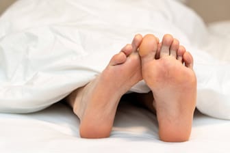 Mann im Bett (Symbolbild): Es soll eine "traumatische Amputation" gewesen sein.