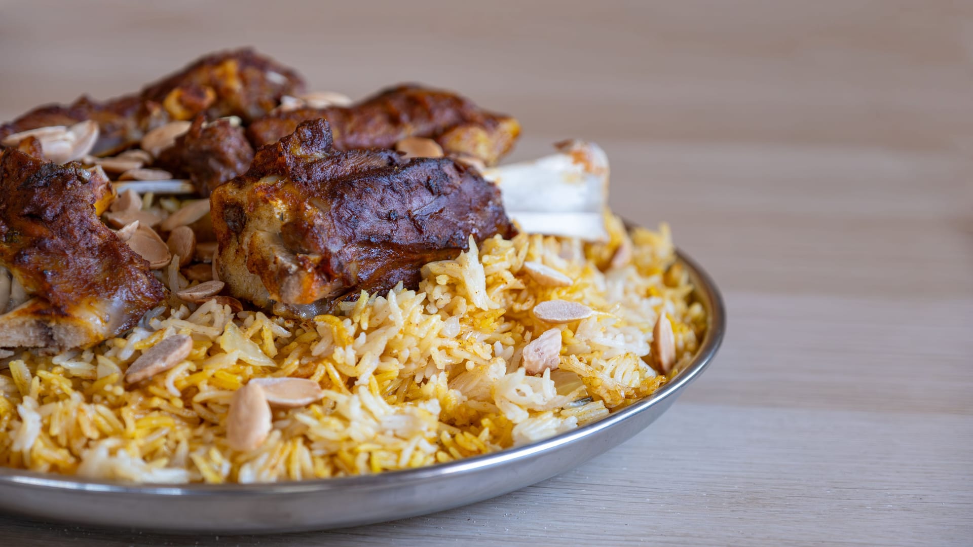 Ein Teller Biryani (Symbolbild): Das Versprechen auf einen Job und eine Portion des Reisgerichts hielten ihm von Suizid ab.