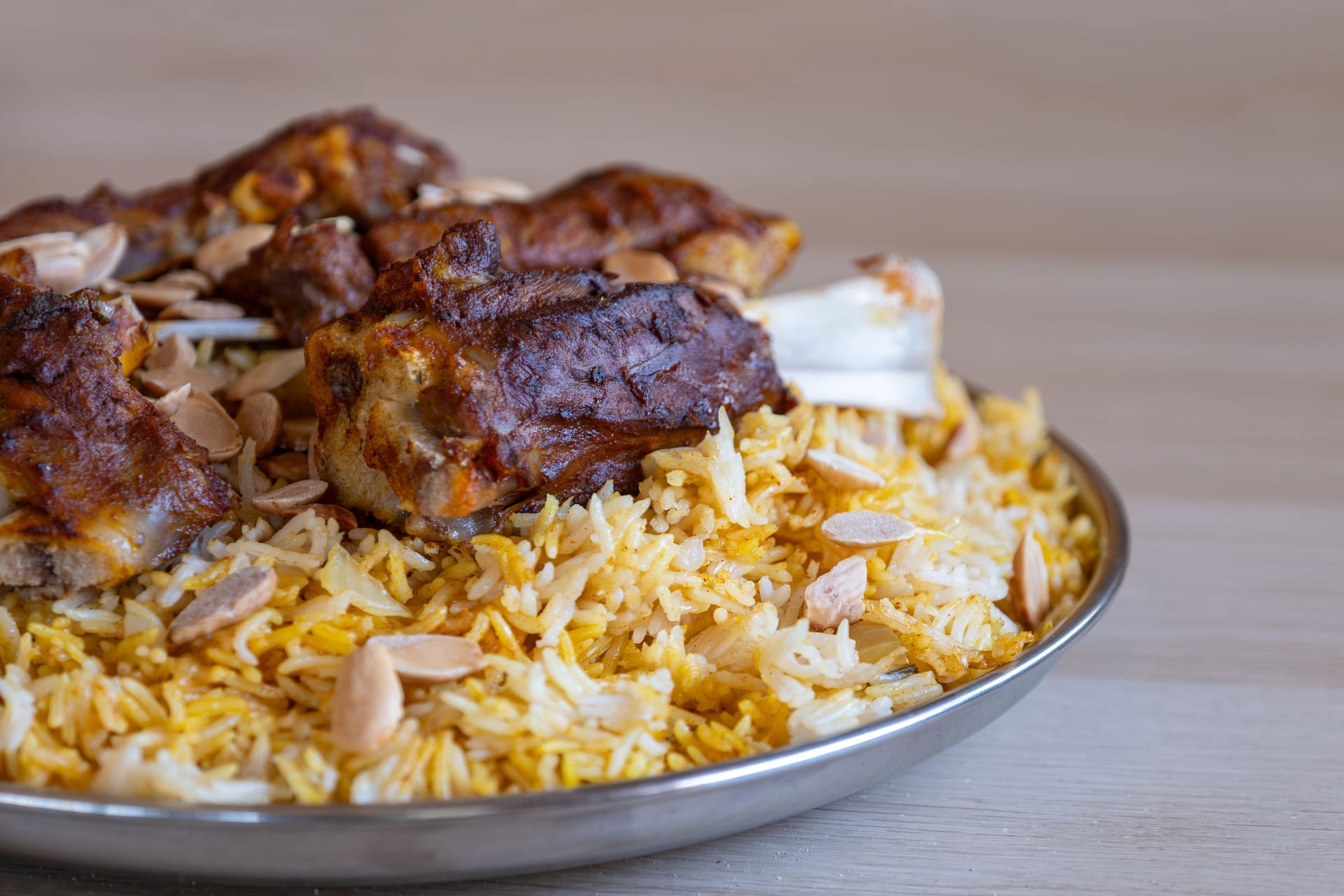 Ein Teller Biryani (Symbolbild): Das Versprechen auf einen Job und eine Portion des Reisgerichts hielten ihm von Suizid ab.