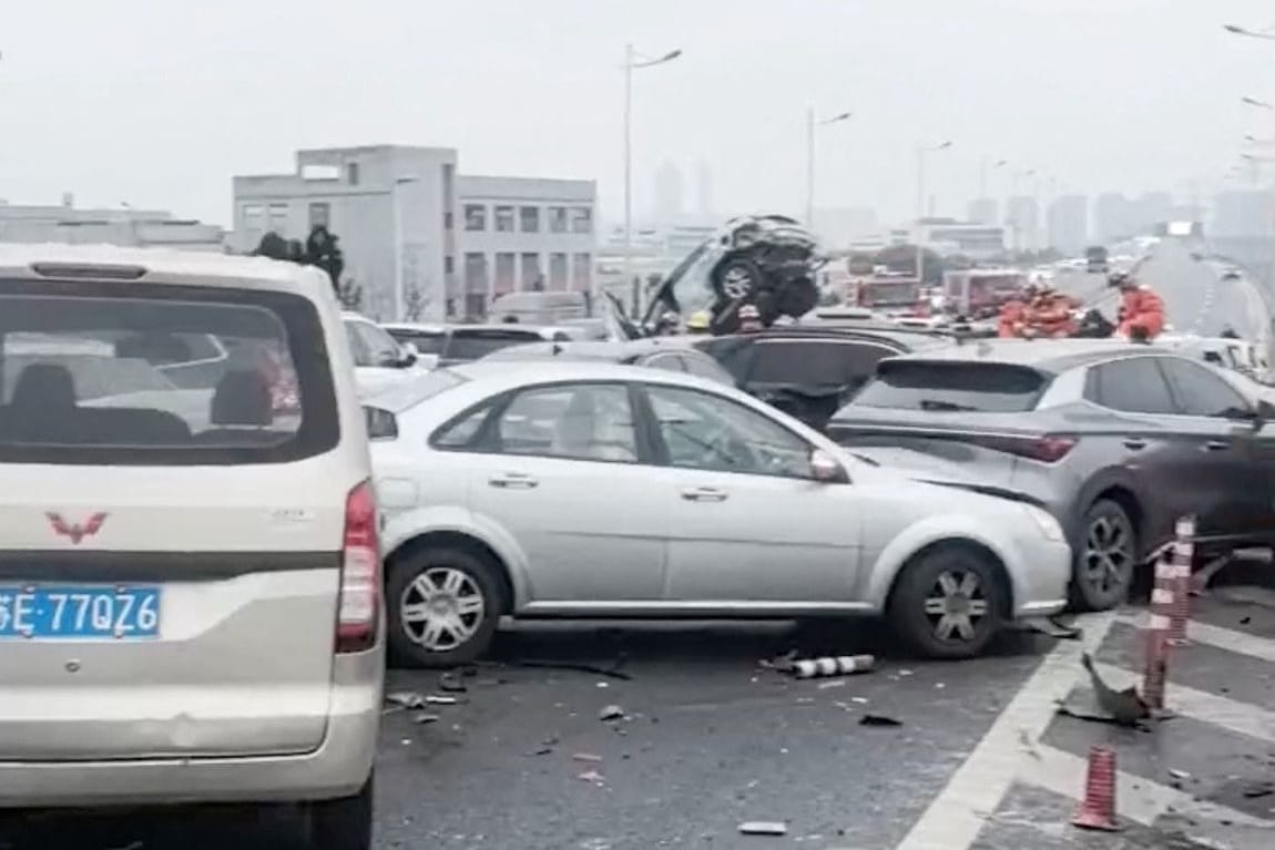 Massenkarambolage in China: Über 100 Autos waren nahe Suzhou in einen Unfall verwickelt.