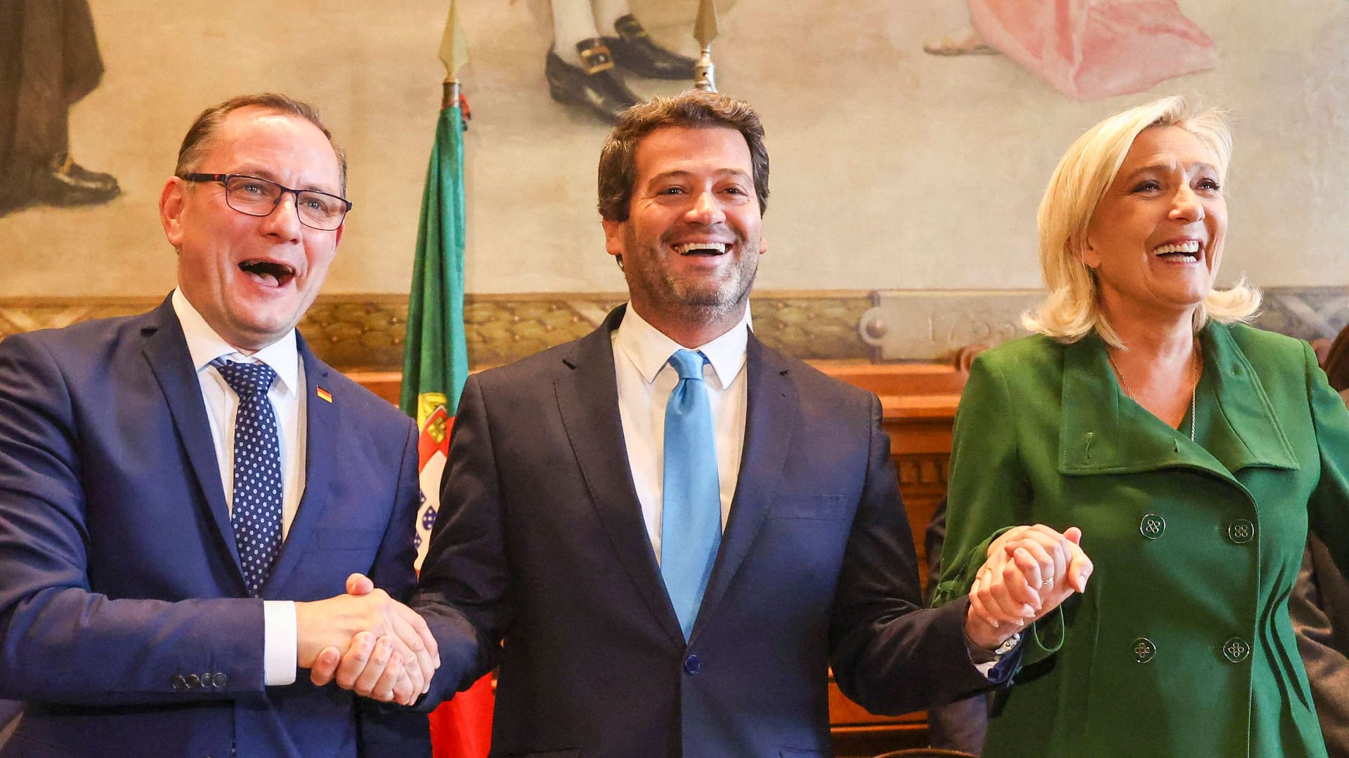 Treffen der Rechtspopulisten Tino Chrupalla (l.), André Ventura und Marine Le Pen (r.) (Archivbild): Zwischen der AfD und Rassemblement National scheint aktuell nicht nur der portugiesische Politiker zu stehen.