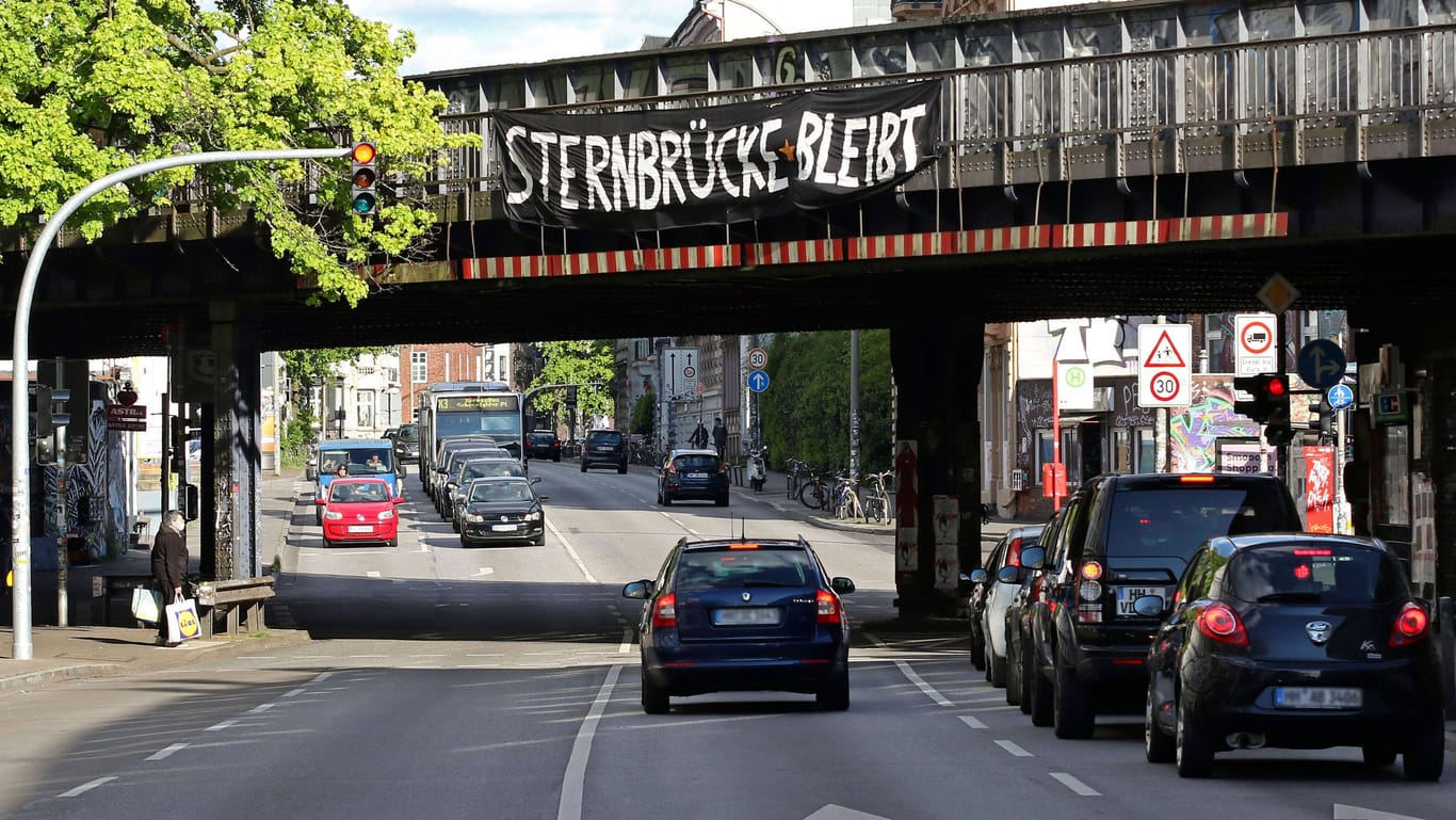 Protest gegen das Aus der Hamburger Sternbrücke (Archivbild): Mittlerweile ist der Abriss beschlossene Sache.