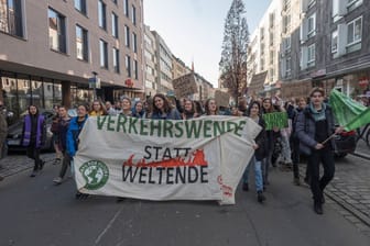 Mitglieder von Fridays for Future bei einer Demo in Nürnberg (Archivbild): Am Freitag will die Klimaschutzbewegung gemeinsam mit Verdi bundesweit streiken.