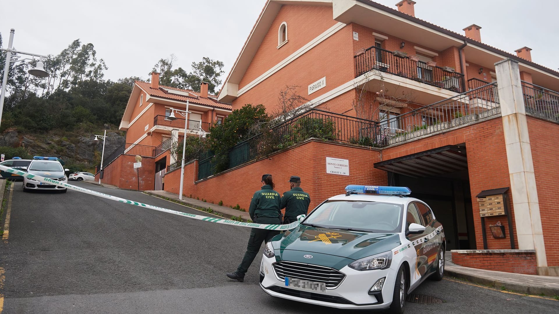 Einsatzfahrzeuge der Polizei und Einsatzkräfte stehen in einem abgesperrten Bereich. Nach dem mutmaßlich gewaltsamen Tod einer Frau sind die beiden minderjährigen Söhne in Polizeigewahrsam genommen worden.